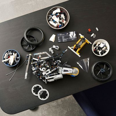 LEGO Technic BMW M 1000 RR 42130 Yetişkinler için Şık bir Motosiklet Modeli Yapım Seti (1925 Parça)