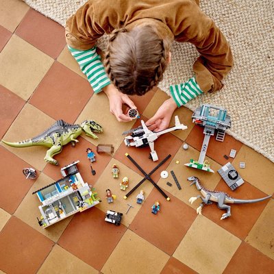 LEGO Jurassic World Giganotosaurus ve Therizinosaurus Saldırısı 76949