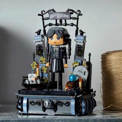 Lego Wednesday Addams Figürü 4 76780