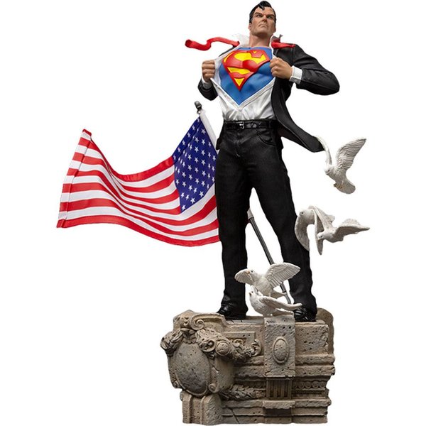 DC Comics Superman: Clark Kent Deluxe Heykel